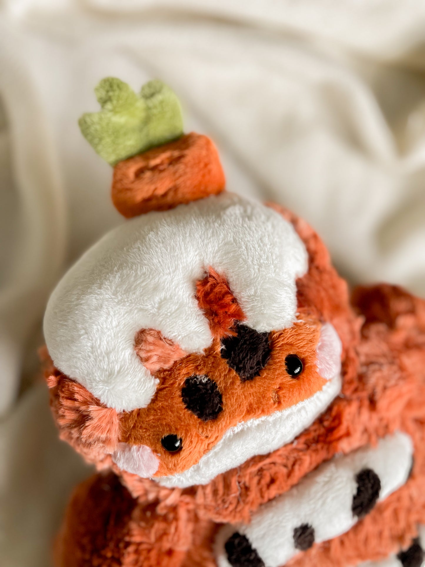 Carly the Carrot Cake Gecko (OOAK)