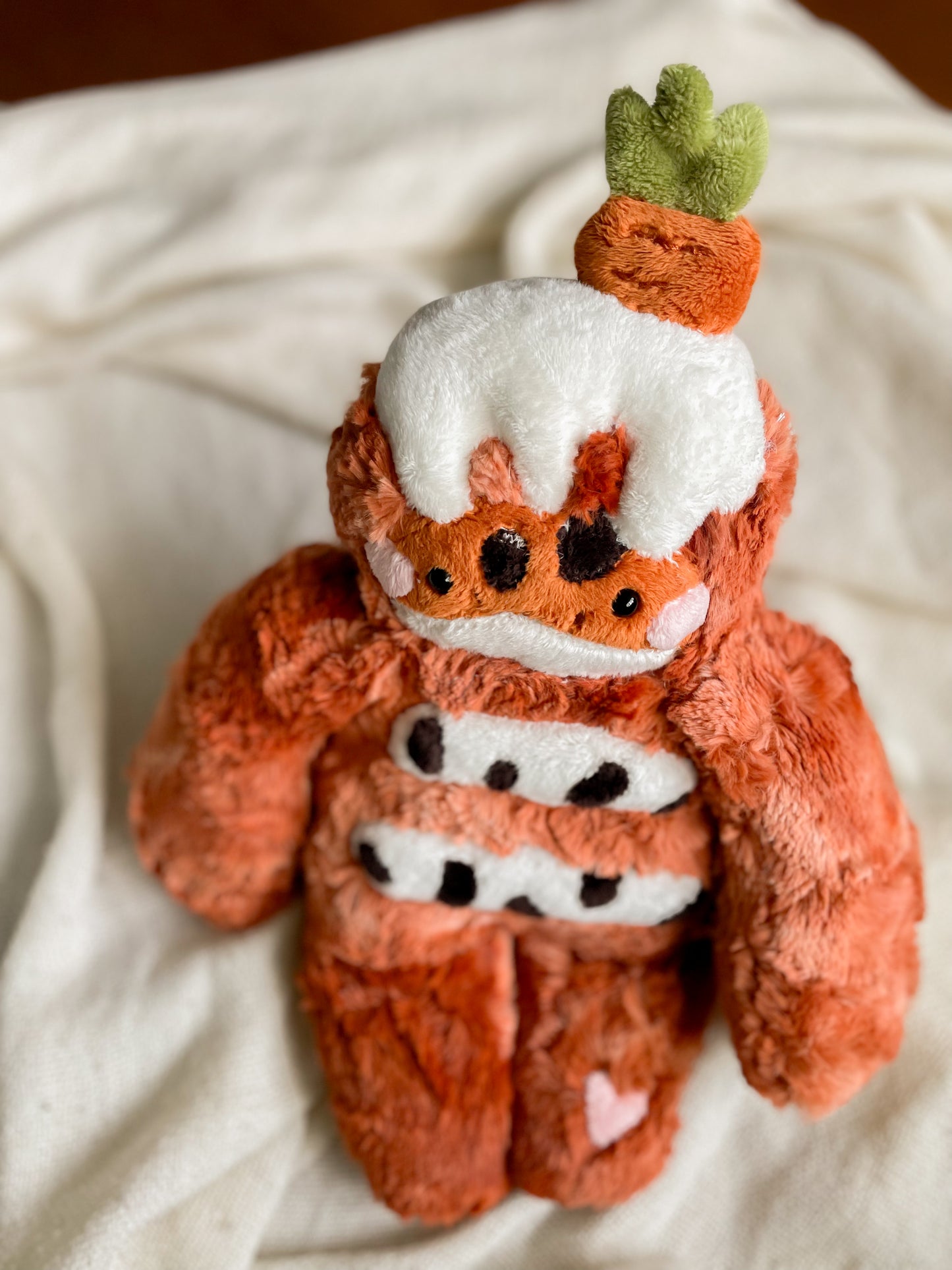 Carly the Carrot Cake Gecko (OOAK)