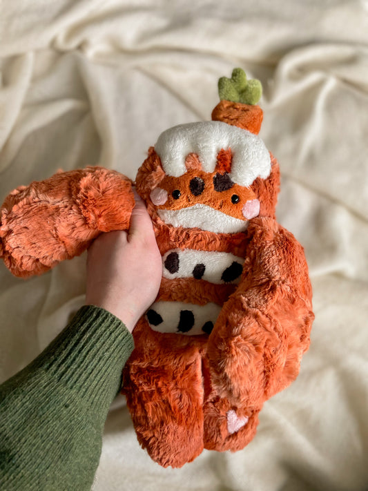 Carly the Carrot Cake Gecko (OOAK)