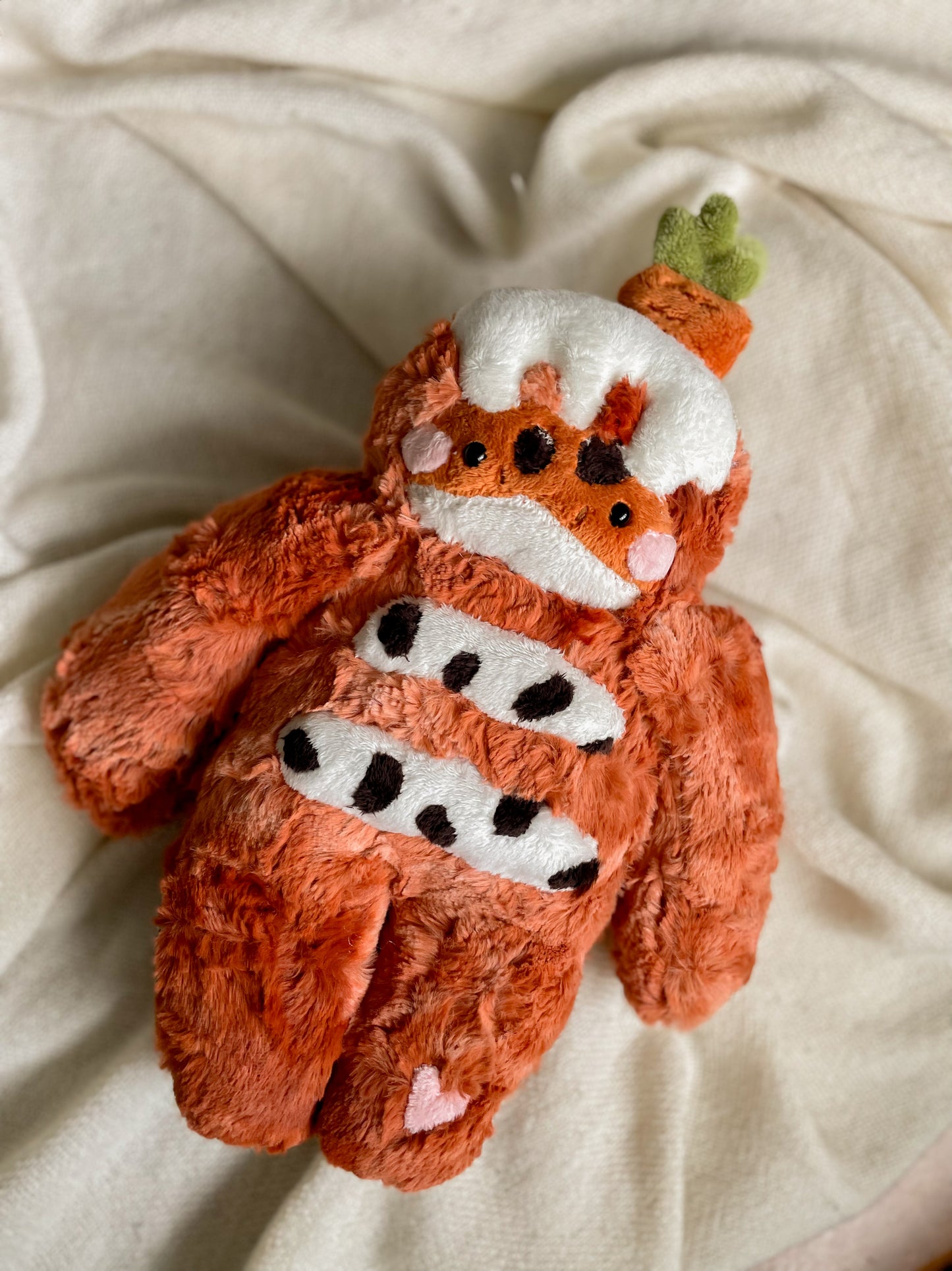 Carly the Carrot Cake Gecko (OOAK)